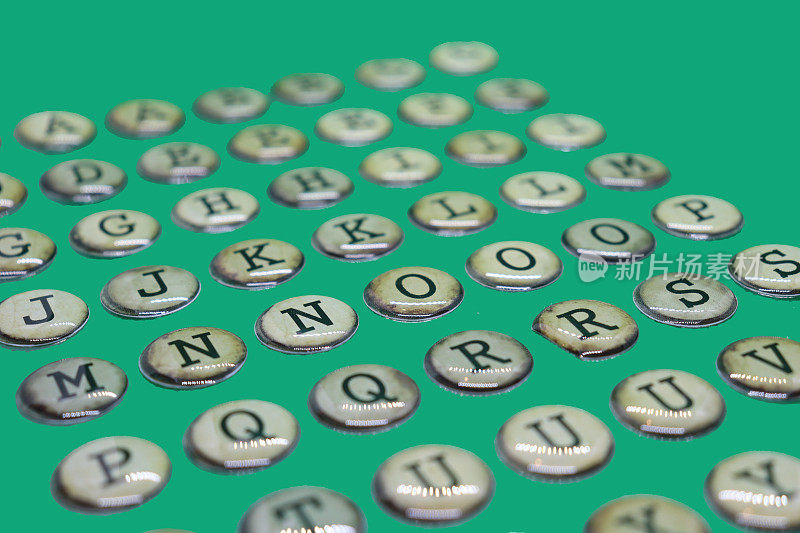 大写字母J, K, M, N, P, Q, R, S，像打字机的按键一样，在纯绿色的背景上